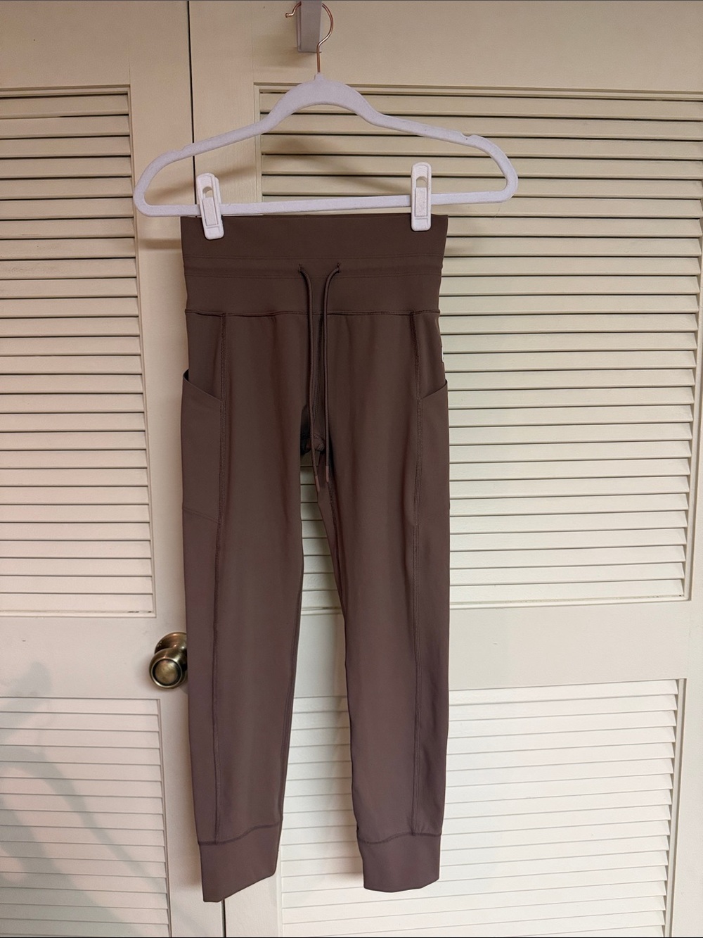 Vuori High-Waist Jogger Leggings in Dusty Taupe